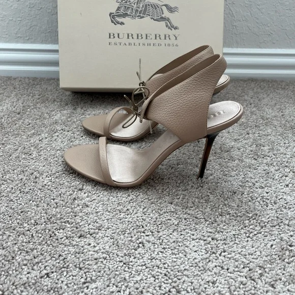 Burberry Knot Horn Capsule Askham 100 Sandal - Picture 9 of 11